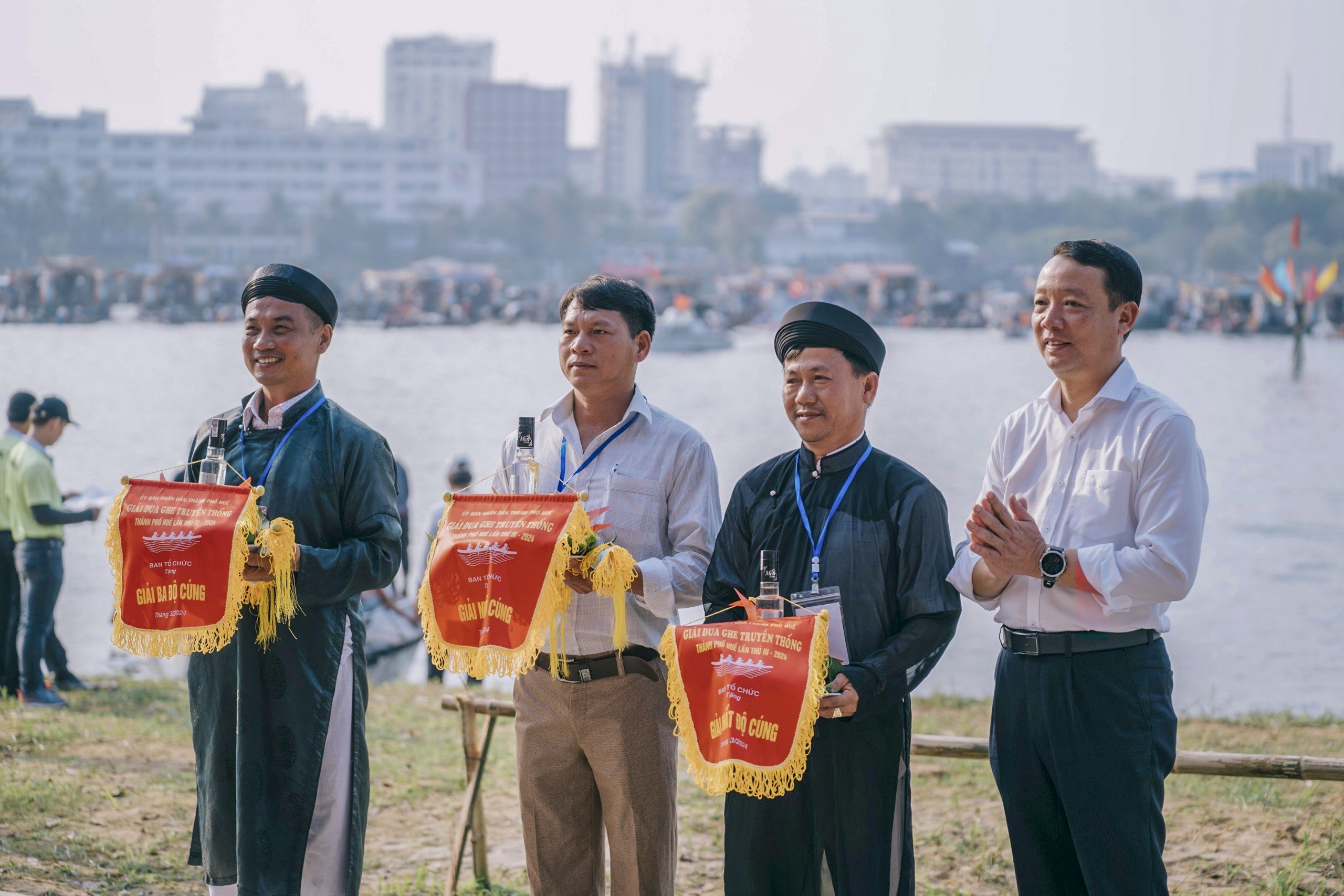 Khán giả reo hò, xem ghe đua "lộn vè" trên sông Hương - Ảnh 16.