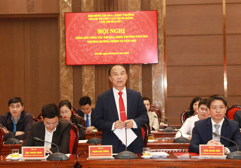 Ein Vertreter des Organisationskomitees des Parteikomitees der Provinz Tuyen Quang berichtete auf der Konferenz über seine operativen Erfahrungen