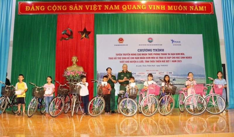 Donating bicycles to disadvantaged students in A Luoi district, Thua Thien Hue province