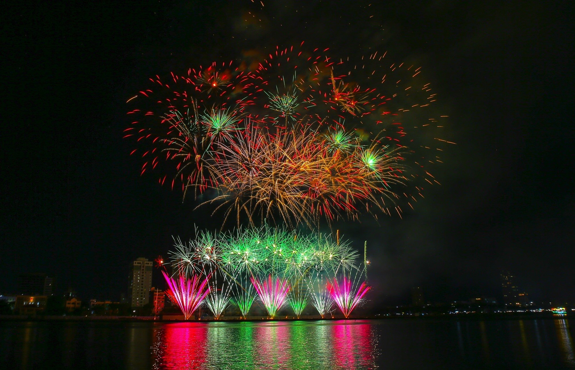 The French fireworks team's Color of Hope fireworks display is full of romantic love without borders. Photo: ND