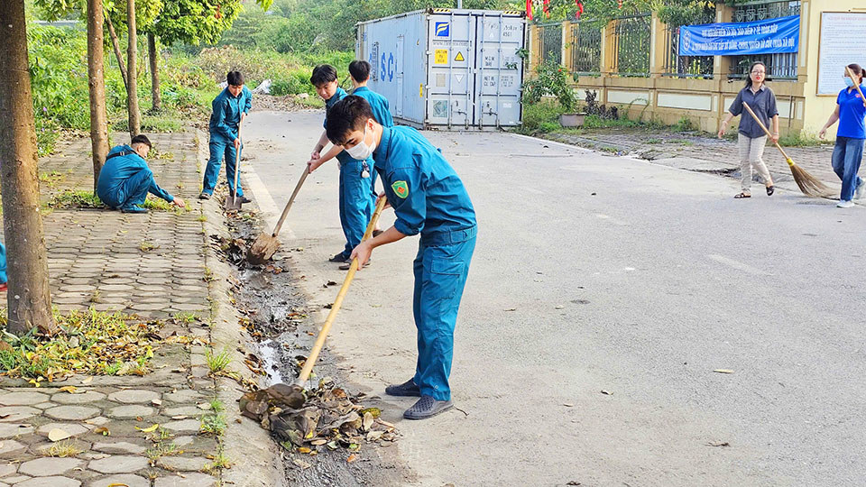 Phường Cổ Nhuế 2 huy động các lực lượng tham gia tổng vệ sinh môi trường. 