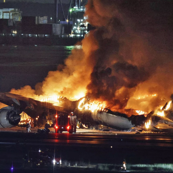 数百人を乗せた飛行機が火災、奇跡が起きた