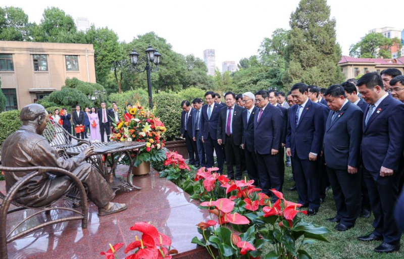 Prime Minister Pham Minh Chinh visits the Embassy and meets the Vietnamese community in China -0