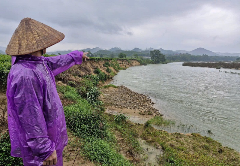 ฝนตกหนักเป็นเวลานานทำให้เกิดดินถล่มรุนแรงบนฝั่งแม่น้ำงันโฟ อำเภอเฮืองเซิน