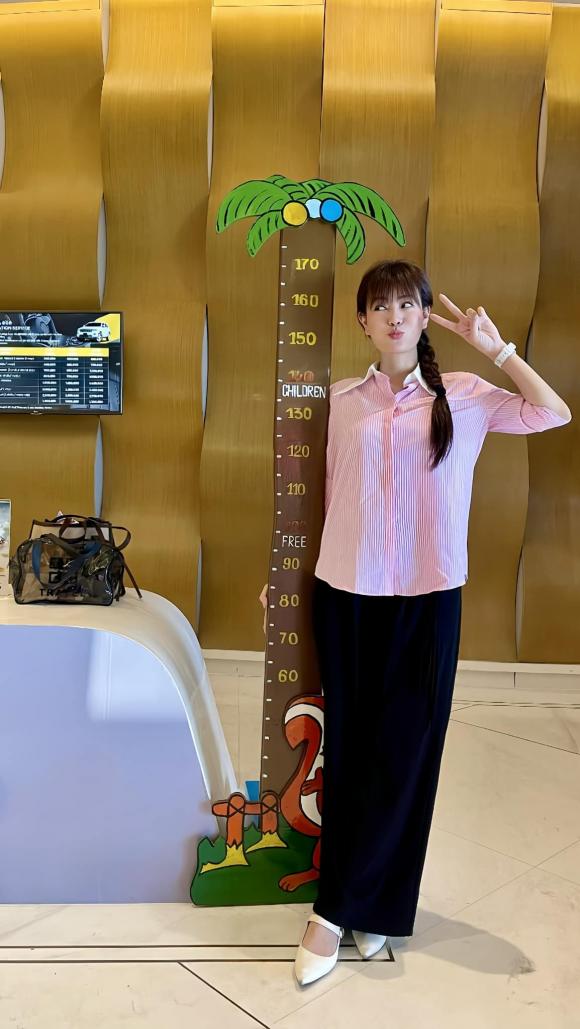 Thanh Huong shows off her height. Photo: Character's Facebook