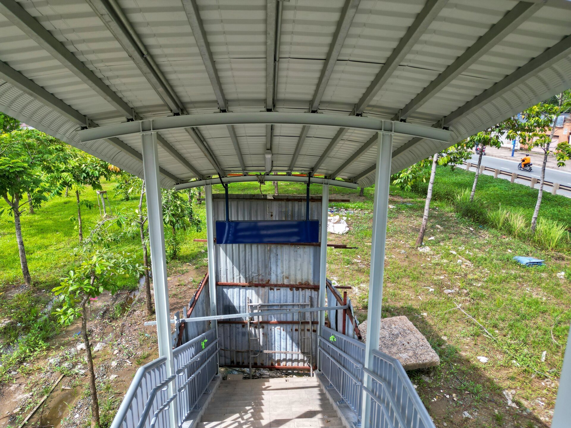 Nahaufnahme von 9 Fußgängerbrücken, die die Metrostation Nr. 1 in Ho-Chi-Minh-Stadt verbinden - 6