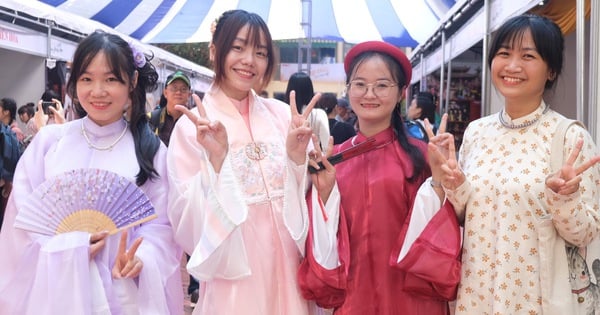 Los jóvenes lucen trajes tradicionales en el 280 aniversario del establecimiento del ao dai por parte del rey Vo Nguyen Phuc Khoat