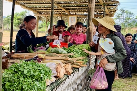 Die Gemeinde Huong Linh organisiert ein ethnisches Kulturfestival