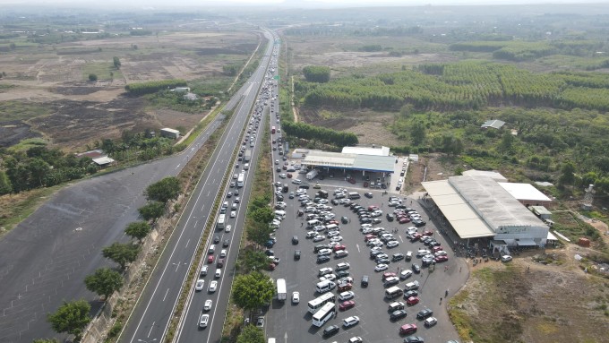 Ho Chi Minh City - Long Thanh Expressway was jammed on the morning of April 29, 2023. Photo: Phuoc Tuan