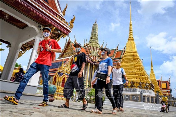 Visitors visit the Royal Palace in Bangkok. Photo: AFP/VNA
