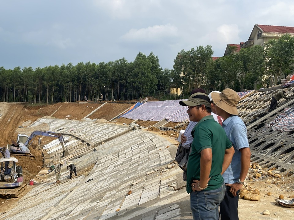 Según el representante de los inversores (Junta de Gestión del Proyecto de Inversión en Construcción de Tráfico de la Provincia de Quang Ngai), gracias a la participación activa de las autoridades locales y al apoyo de la gente, los problemas con el sitio se han resuelto básicamente.