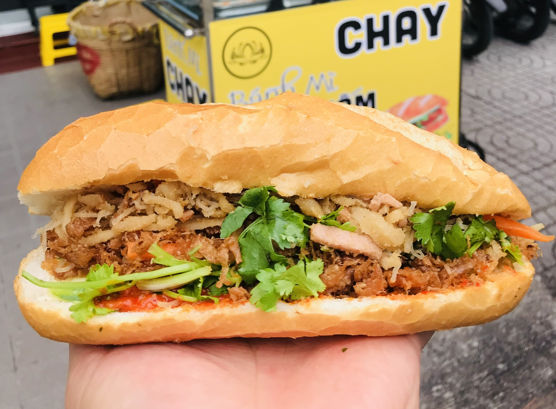 Bánh mì chay TP.HCM có 'sườn khìa' lạ miệng: Chị chủ xinh đẹp ăn chay 12 năm - Ảnh 3.