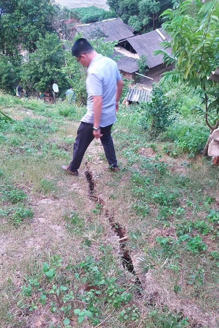 পাহাড়ের উপর দিয়ে একটি বড় ফাটল দেখা গেছে, ৫টি পরিবারকে জরুরিভাবে সরিয়ে নেওয়া হয়েছে, ছবি ৫