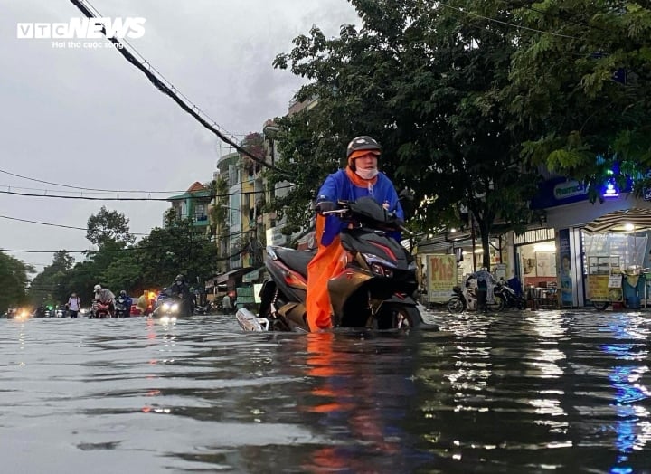 Wetter in Ho-Chi-Minh-Stadt heute, 18. September, bewölkt bis wolkig, nachmittags sonnig, am späten Nachmittag und Abend vielerorts Schauer.