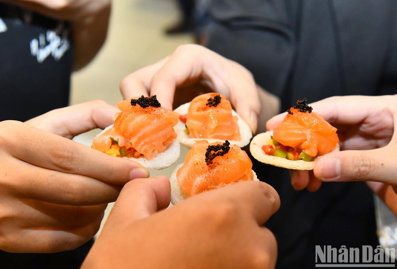 [Photo] Norwegian Ambassador prepares salmon dish for guests photo 6