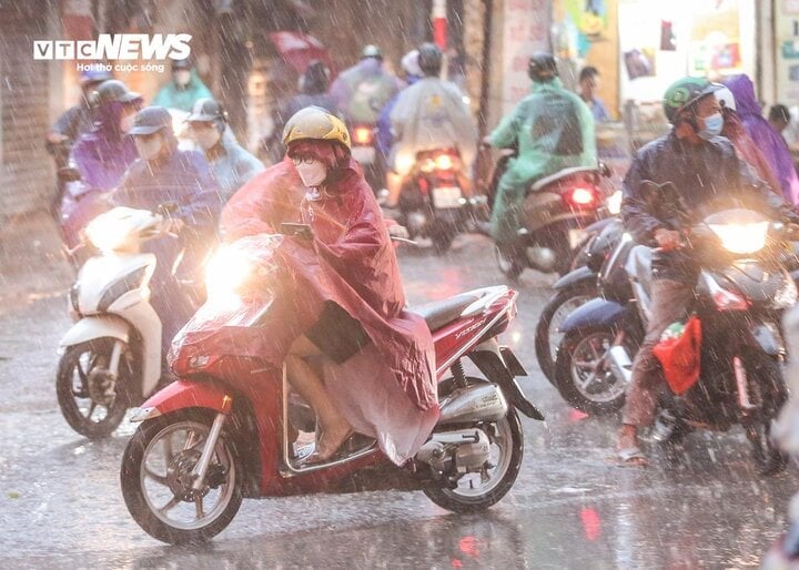 នៅ​ថ្ងៃ​ទី​៣០ ខែ​តុលា ភ្លៀង​ធ្លាក់​ខ្លាំង​នៅ​ច្រើន​កន្លែង​ក្នុង​តំបន់​កណ្តាល។ (រូបភាព៖ ង៉ោ ញ៉ុង)