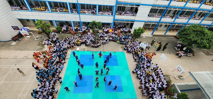 Chaque élève participe activement aux activités organisées par l'école.