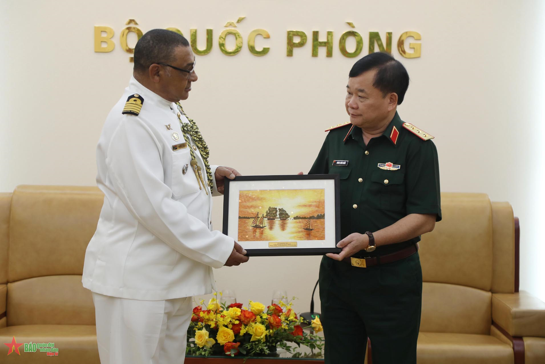 Oberleutnant Hoang Xuan Chien empfing den südafrikanischen Verteidigungsattaché