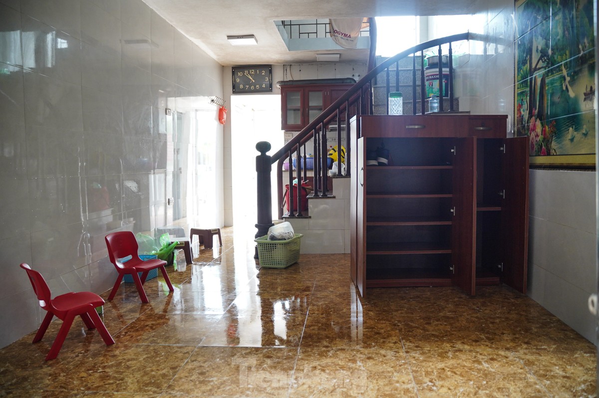 La gente a lo largo del río Rojo limpia sus casas mientras el agua retrocede, foto 14