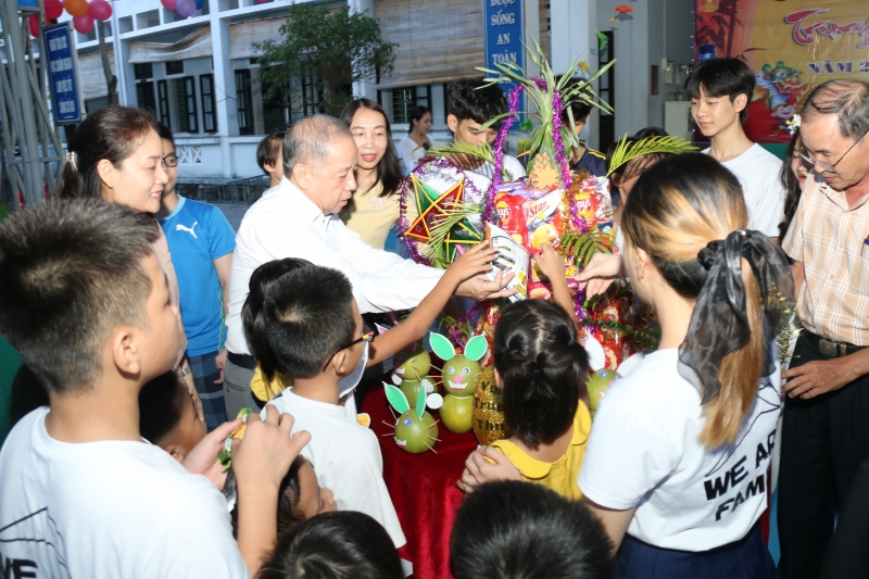 Lãnh đạo tỉnh Thừa Thiên Huế cùng phá cỗ Trung thu năm 2022 với trẻ em sống tại Trung tâm Công tác xã hội và Quỹ Bảo trợ trẻ em tỉnh. Ảnh tư liệu 