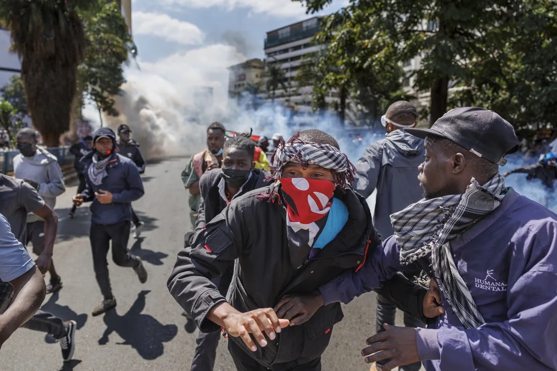 ケニア大統領、暴力的な抗議を受けて増税法案を撤回 写真1