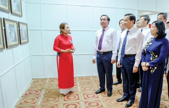 Vizepremierminister Le Minh Khai und die Vorsitzende des Zentralkomitees für Massenmobilisierung, Bui Thi Minh Hoai, besuchten den historischen Ort des Hauptquartiers der provisorischen revolutionären Regierung der Republik Südvietnam.