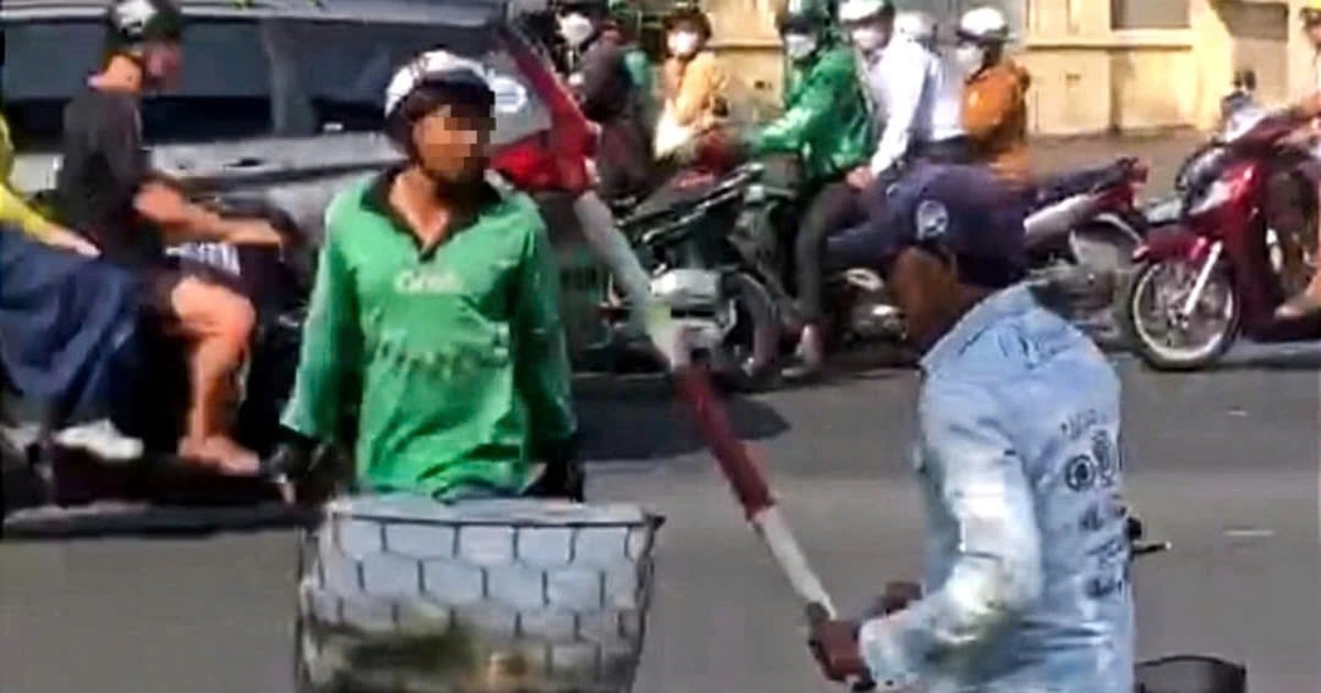 A group of people fought in front of a hospital gate in Ho Chi Minh City.