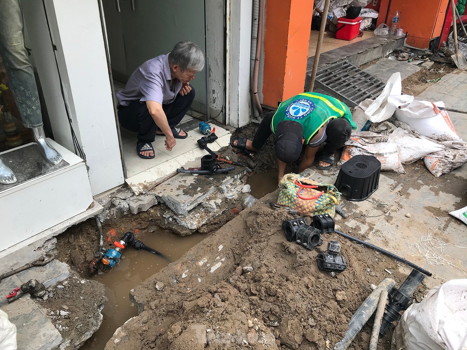 Hanoi: After paving the sidewalk, a chisel was used to dig it up to put the water pipes underground, photo 12