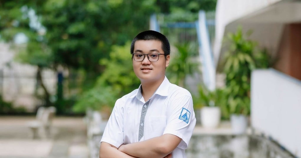 Top scorer of 10th grade exam in Hanoi in 2024 with 48.5/50 points