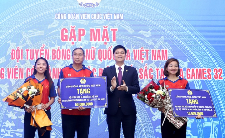 Nguyen Thi Oanh und die vietnamesische Frauenmannschaft erhielten zusätzliche Auszeichnungen nach den SEA Games 32 - 1