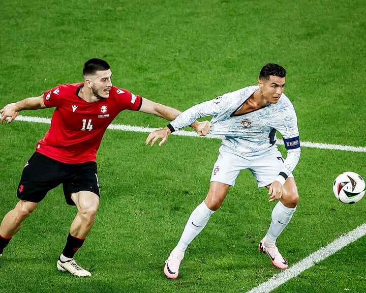 Portugal gegen Slowenien: Trotz einer überraschenden Niederlage gegen Georgien in der letzten Runde der Gruppenphase konnten Ronaldo und seine Teamkollegen sich durchsetzen und den Einzug der Niederlande ins Achtelfinale vermeiden. Slowenien ist die Mannschaft, die zum ersten Mal an der K.-o.-Phase der EURO teilnimmt.