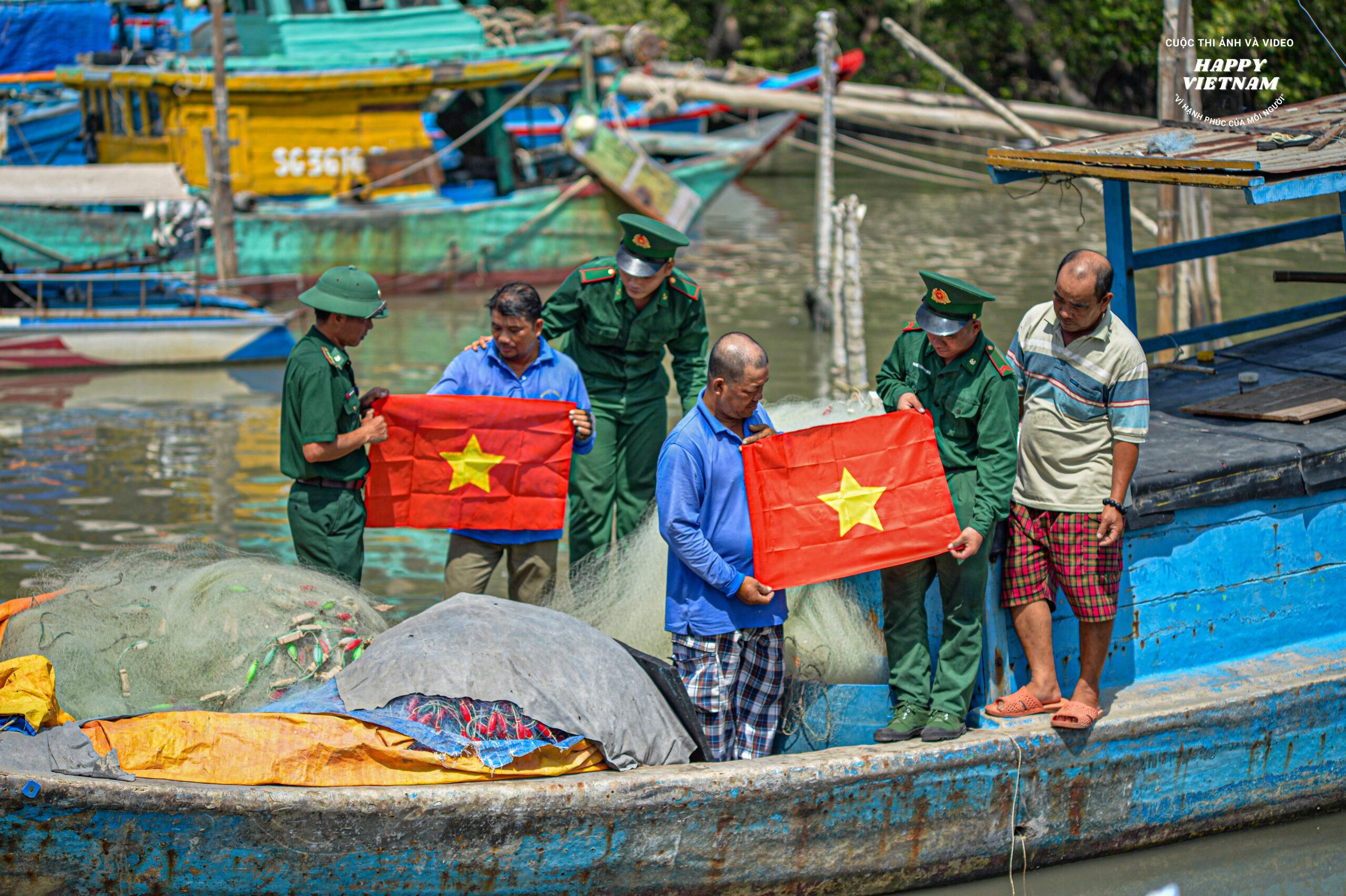 Artwork Giving national flag to Can Gio fishermen