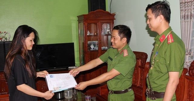 La policía llegó a la casa del candidato para devolverle los exámenes.