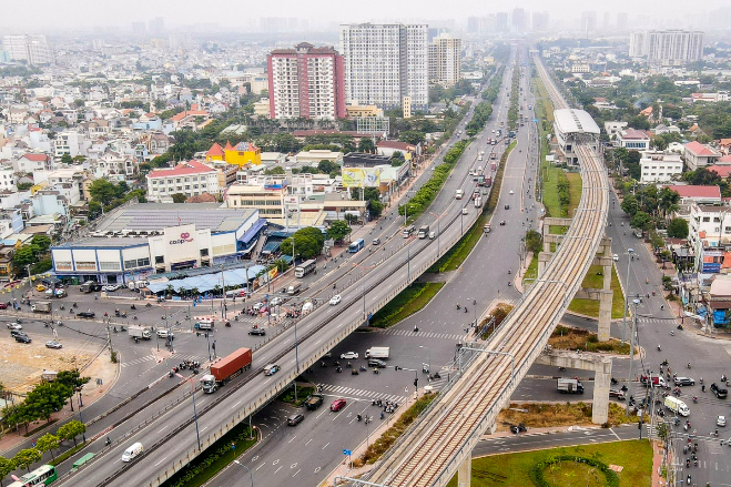 Verbot für LKWs über 5 Tonnen, die Stahlüberführung am Tor nach Ho-Chi-Minh-Stadt zu passieren, um die U-Bahnlinie 1 zu bauen