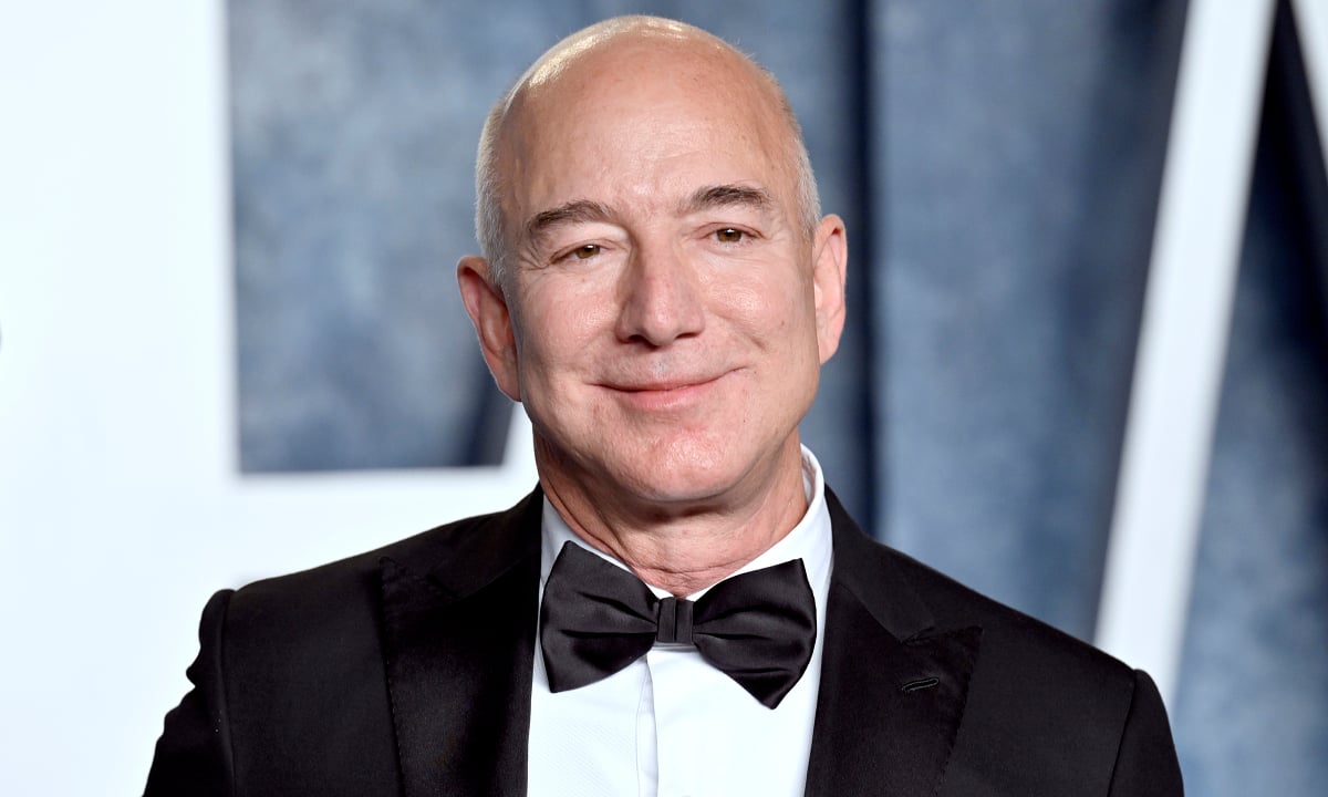 Jeff Bezos bán 2 tỷ USD cổ phiếu Amazon