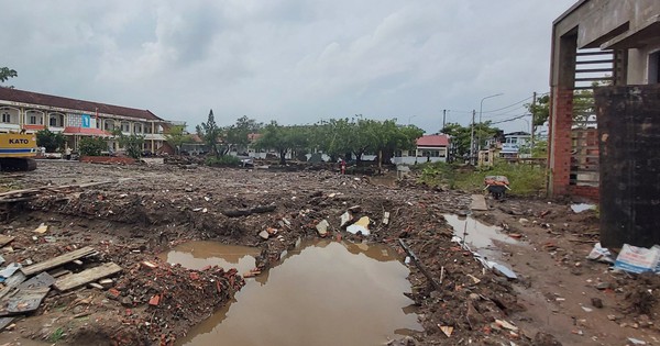 Công trình trễ tiến độ, thầy và trò phải chào cờ trong lớp học