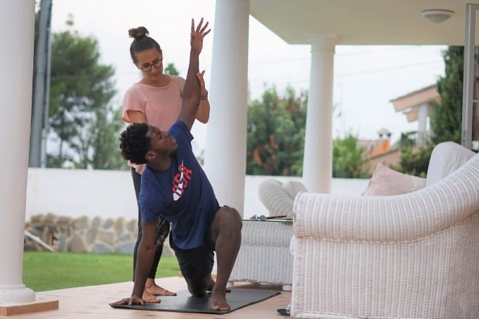 Heidaripour teaches Valencia's U.S. player Yunus Musah a yoga pose. Photo: Sharon Heidaripour