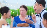 What is the meaning of Dang Van Lam's mother giving bread and salt at the wedding?