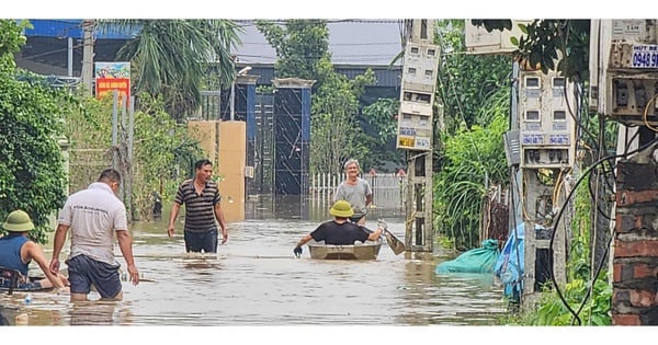 Primer plano de la protección de emergencia del dique y la evacuación de personas en áreas con nivel de alerta de inundación 3 en Nam Dinh