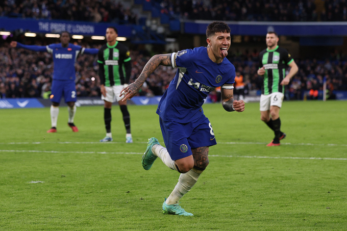 Enzo Fernandez mừng bàn nâng tỷ số lên 3-1 cho Chelsea trong trận thắng Brighton 3-2 ở vòng 14 Ngoại hạng Anh trên sân Stamford Bridge ngày 3/12. Ảnh: AFP