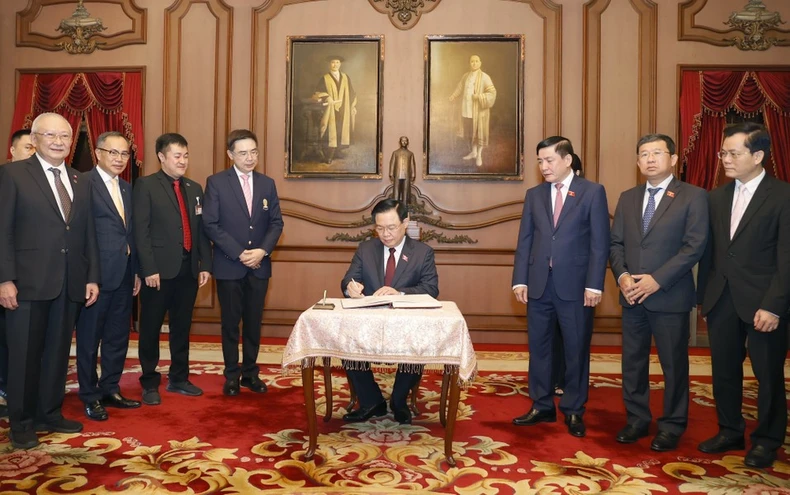 [Photo] Le président de l'Assemblée nationale Vuong Dinh Hue visite l'Université Chulalongkorn de Thaïlande photo 5