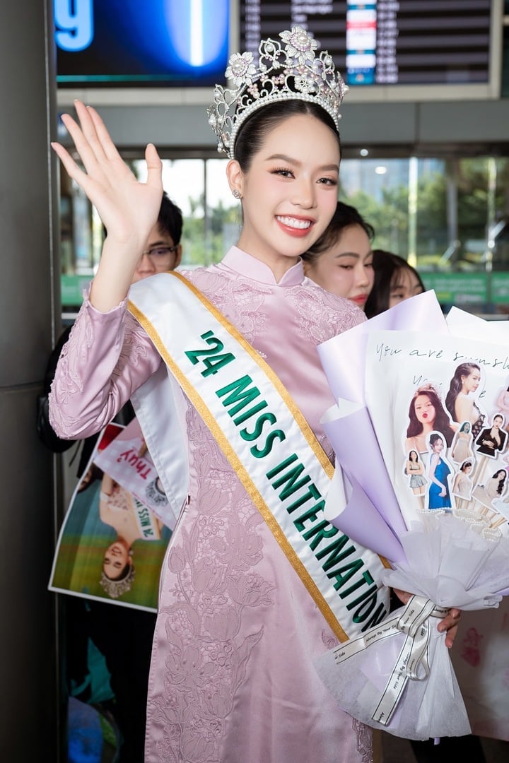 Gần một tuần sau đăng quang Miss International 2024, Hoa hậu Huỳnh Thị Thanh Thuỷ trở về Việt Nam. Ngay khi xuất hiện ở sân bay, nàng hậu đã được người hâm mộ vây kín.