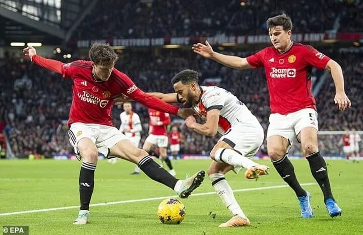 Varane « accepte » d'être mis sur le banc par Erik ten Hag pour des « raisons tactiques »