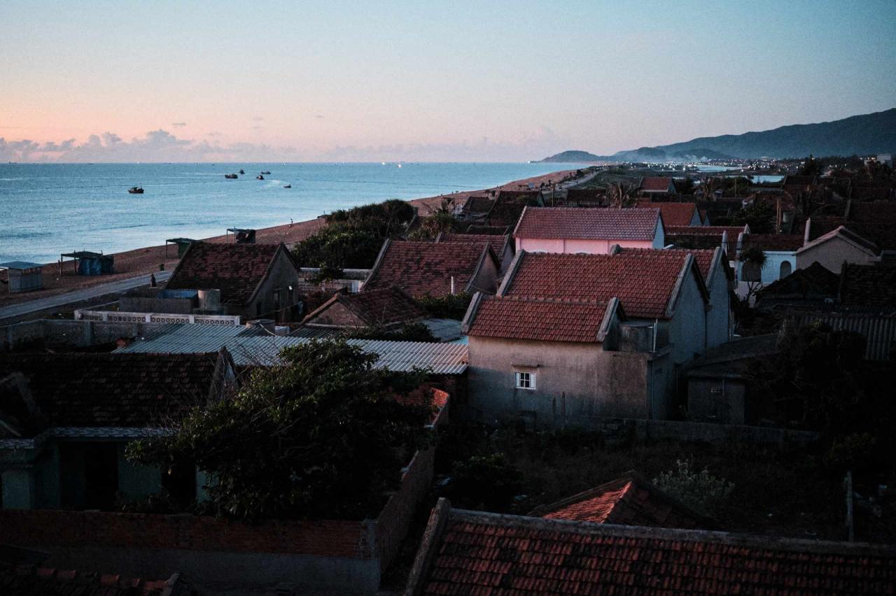 Lo Village est un village côtier paisible, avec des caractéristiques anciennes et des toits de tuiles serrés. Les visiteurs peuvent venir ici pour visiter et acheter des fruits de mer frais.