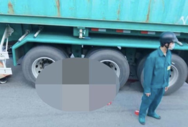 Madre e hijo mueren tras ser arrastrados bajo un camión contenedor - 1