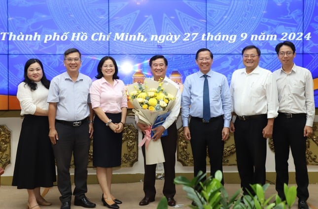 Chairman of Ho Chi Minh City People's Committee appoints many district chairmen and deputy directors of departments photo 4