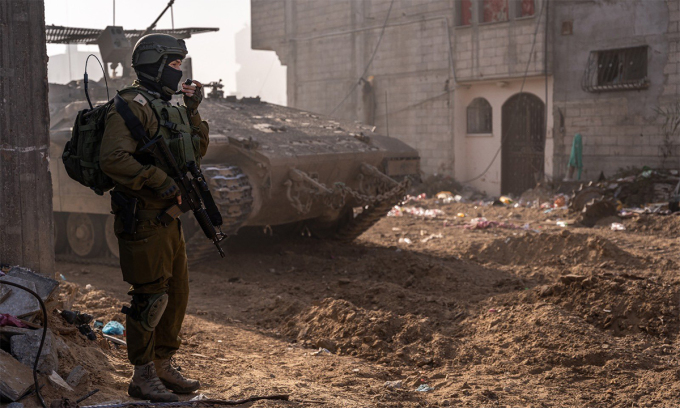 1月19日、ガザ地区で戦闘を繰り広げるイスラエル軍兵士と装甲車。写真：IDF