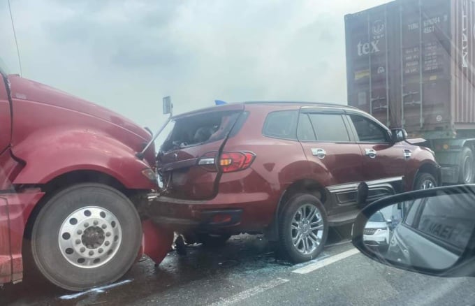 Accident scene between a 5-seat car and two container trucks. Photo: Gia Kiet