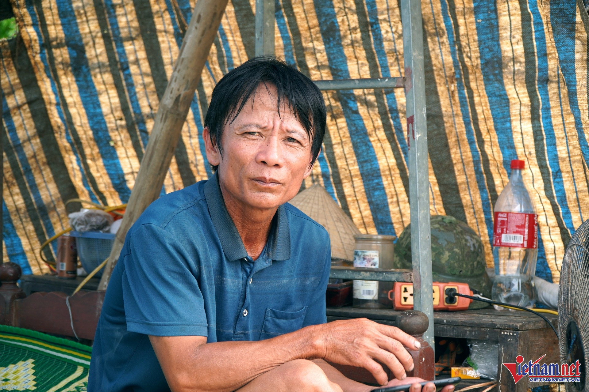 En un clin d'œil, l'eau a presque atteint le toit, le vieux fermier de Thanh Hoa a perdu des hectares d'étangs à poissons.