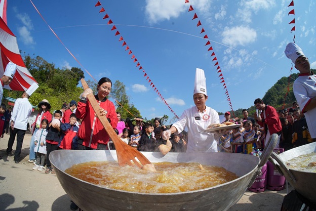 CHIN-SU mang chảo cơm có thịt đặc biệt lên vùng cao “tiếp sức học trò, tiếp lửa thầy cô” nhân dịp 20/11 - Ảnh 3.